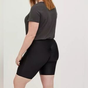 Torrid Black 9 Inch Signature Waist Ruched Liquid Bike Short Size 2X 18/20 Nwt
